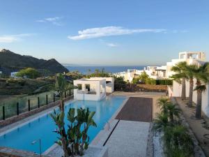 莫哈卡爾的住宿－Casa Indalo - Resort Macenas Mojacar，享有别墅内游泳池的景致。