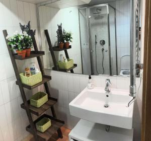 łazienka z umywalką i lustrem w obiekcie Casa Indalo - Resort Macenas Mojacar w mieście Mojácar +24 zdjęcia
