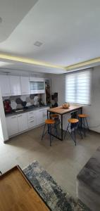 Kuchyň nebo kuchyňský kout v ubytování Sea side apartment