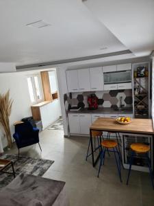 eine Küche mit einem Tisch und Stühlen im Zimmer in der Unterkunft Sea side apartment in Kotor