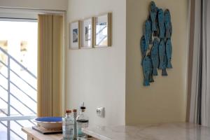 a kitchen with blue plates on the wall at Penthouse Dali - Cabanas Beach Club in Cabanas de Tavira