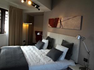 سرير أو أسرّة في غرفة في Hotel Lastres Miramar