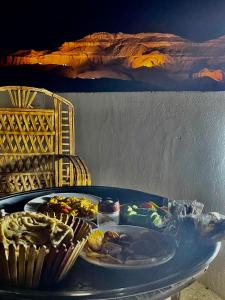 een tafel met een bord eten erop bij Rose Guest House in Luxor