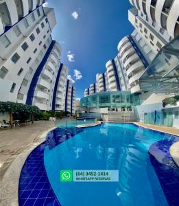 uma vista de dois edifícios com uma piscina em IMG Hotel Rio Quente em Rio Quente