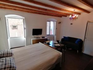 Televízia a/alebo spoločenská miestnosť v ubytovaní Glamour apartment sea view + 37 fotografií