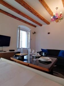 Televízia a/alebo spoločenská miestnosť v ubytovaní Glamour apartment sea view