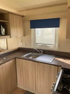 Η κουζίνα ή μικρή κουζίνα στο The Blue Beachcomber +6 φωτογραφίες