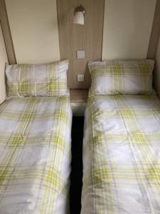 Ένα ή περισσότερα κρεβάτια σε δωμάτιο στο The Blue Beachcomber