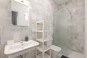 um banheiro com uma pia, um vaso sanitário e um espelho em Alameda Corner em Sevilha