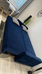 eine blaue Couch auf dem Boden in einem Zimmer in der Unterkunft Apartment Hospodárska in Trnava