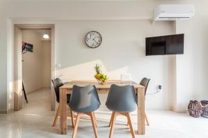 Televízia a/alebo spoločenská miestnosť v ubytovaní Kelly's Sunset Apartment 1 Κalamata