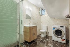 Kúpeľňa v ubytovaní Kelly's Sunset Apartment 1 Κalamata