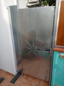 una porta scorrevole in vetro con una stella sopra di exclusive house sardinia a Cala Gonone