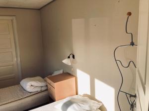 1 dormitorio con cama, lámpara y caja en Byens Bed and Breakfast en Nakskov