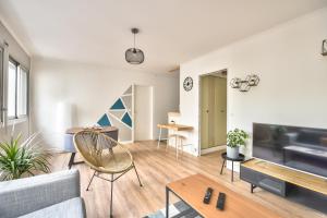 a living room with a couch and a table at Appartement Rouen centre: Hôtel de ville, CHU, conservatoire in Rouen