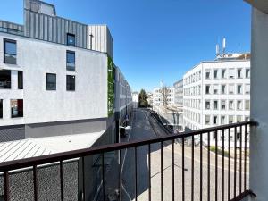 een balkon met uitzicht op een stadsstraat bij Appartement de charme T2 au coeur de Bourges in Bourges
