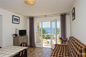 sala de estar con vistas al océano en Résidence Les Galets, en Saint-Florent