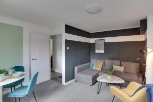 ein Wohnzimmer mit einem Sofa und einem Tisch in der Unterkunft George Suite - Free Parking and WiFi in Chelmsford