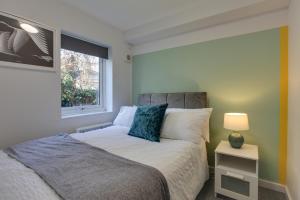 1 dormitorio con cama y ventana en George Suite - Free Parking and WiFi, en Chelmsford