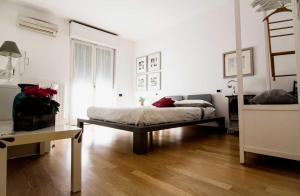 A bed or beds in a room at My b&b - Strada Vecchia del Pinocchio 3/B