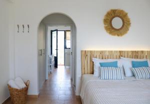 Кровать или кровати в номере Afroditi Junior Suites
