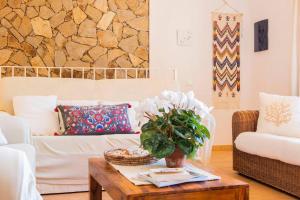 a living room with a couch and a table at Villa Marysol in Chia