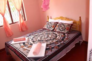 ein Schlafzimmer mit einem Bett mit zwei Handtüchern darauf in der Unterkunft Batti Relax Point in Batticaloa