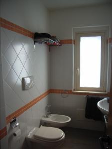 a bathroom with a toilet and a sink at Marasusa in Parghelia