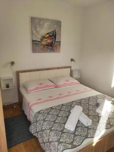 Tempat tidur dalam kamar di Apartments PIVAC - Lokva Rogoznica