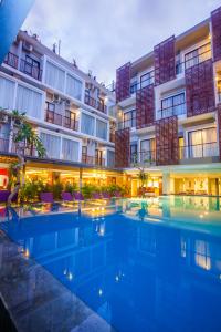 una piscina de hotel frente a un edificio en Horison Ultima Seminyak Bali - CHSE Certified en Seminyak