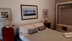 A bed or beds in a room at My b&b - Strada Vecchia del Pinocchio 3/B