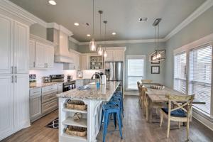 Η κουζίνα ή μικρή κουζίνα στο Ocean View Easy Breezy Crystal Beach Getaway!