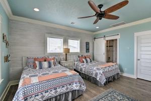 Ένα ή περισσότερα κρεβάτια σε δωμάτιο στο Ocean View Easy Breezy Crystal Beach Getaway!