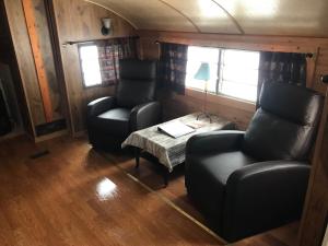 uma sala de estar com duas cadeiras e uma mesa em Grandview Cabins & RV Resort em South Fork