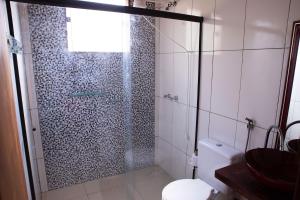 a bathroom with a glass shower with a toilet at Chale com lazer completo em Lima Duarte MG in Conceição da Ibitipoca