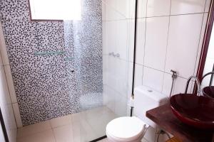 a bathroom with a shower with a toilet and a sink at Chale com lazer completo em Lima Duarte MG in Conceição da Ibitipoca