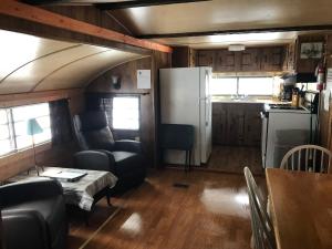 ein Wohnzimmer und eine Küche in einem winzigen Haus in der Unterkunft Grandview Cabins & RV Resort in South Fork