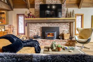 uma sala de estar com uma lareira de tijolos e uma televisão em The Chalet em Zephyr Cove