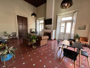 uma sala de estar com um sofá e uma mesa em Iturbide500 hostal em San Luis Potosí