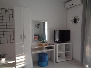 TV a/nebo společenská místnost v ubytování Apartments Miki 2