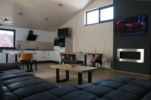 - un salon avec un canapé et une table dans l'établissement Cozy Rooms Toplita, à Topliţa