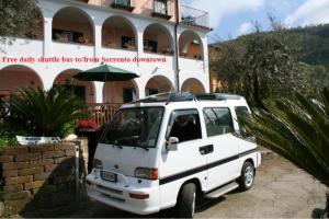 un furgone bianco parcheggiato di fronte a un edificio di Villa Pane Resort a Sorrento