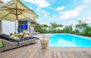 basen z parasolem, kanapą i stołem w obiekcie Lovely Home In Marina Di Modica w mieście Marina di Modica