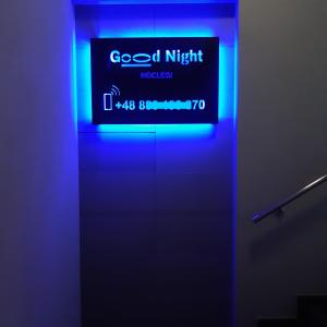 ein blaues Schild, das Gute Nacht modern im Aufzug liest in der Unterkunft Good Night noclegi - wjazd do Bielsko Biała od Katowic droga E75 , S1 in Czechowice-Dziedzice