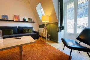 uma sala de estar com um sofá e uma mesa em Le Henri Cocoon in the heart of Les Halles em Tours