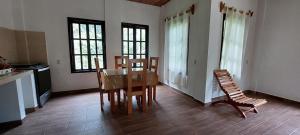 eine Küche und ein Esszimmer mit einem Tisch und Stühlen in der Unterkunft Centro Ecoturistico Rio Chuc Tej in Lacanjá
