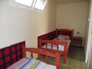 1 Schlafzimmer mit 2 Etagenbetten und einem Fenster in der Unterkunft Bungalow Park in Szentendre