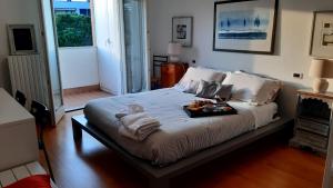 A bed or beds in a room at My b&b - Strada Vecchia del Pinocchio 3/B