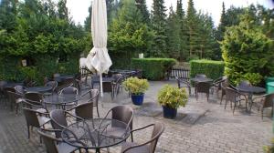 PoseritzにあるGasthaus & Hotel Lindenkrugの傘付きのテーブルと椅子 +17枚の写真