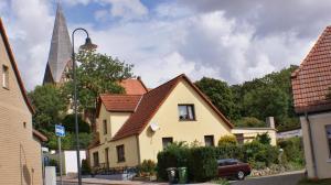 PoseritzにあるGasthaus & Hotel Lindenkrugの茶屋根の黄色い家